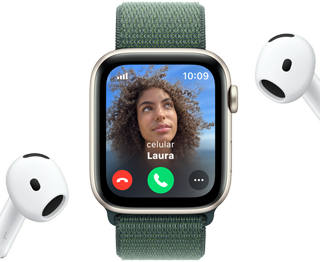 Un Apple Watch SE con una llamada entrante junto a un par de AirPods