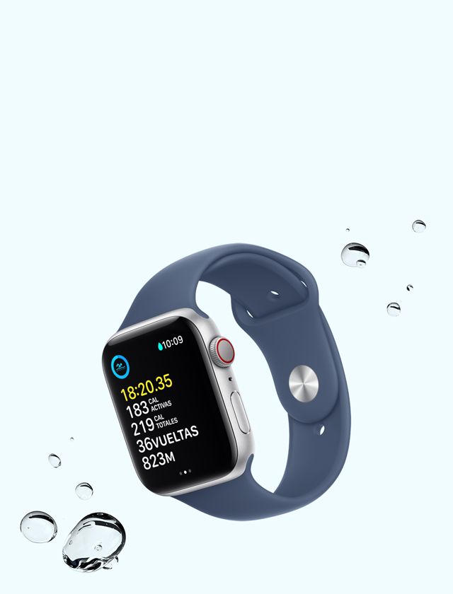 Pantalla de entrenamiento de natación en un Apple Watch SE junto a gotas de agua